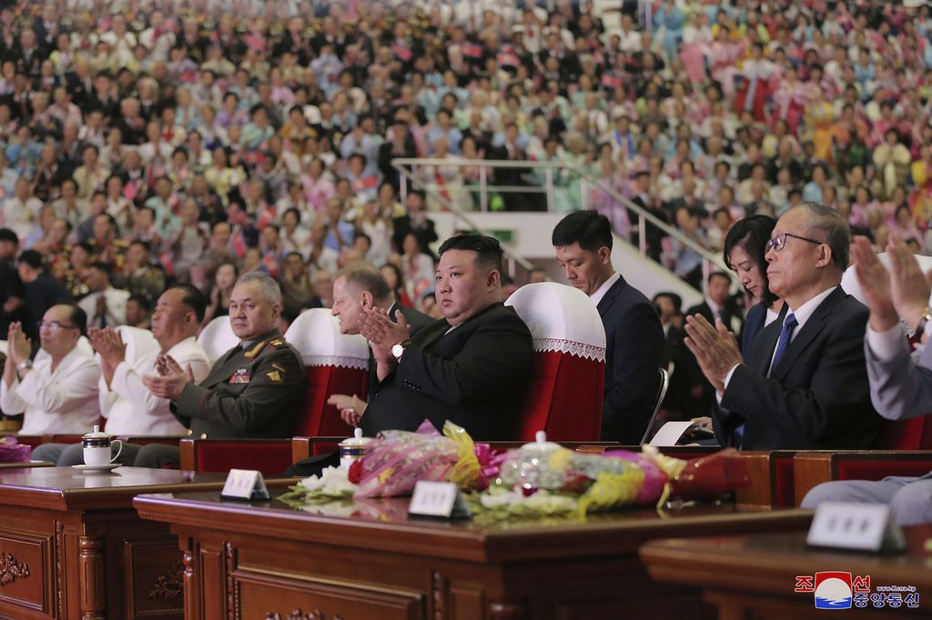 Pemimpin Korea Utara Kim Jong Un (tengah), Menteri Pertahanan Rusia Sergei Shoigu (ketiga dari kiri), dan Wakil Ketua Komite Tetap Kongres Rakyat Nasional China Li Hongzhong (kanan) menyaksikan pertunjukan untuk memperingati 70 tahun gencatan senjata Perang Korea di Pyongyang, Korut, 27 Juli 2023. 
