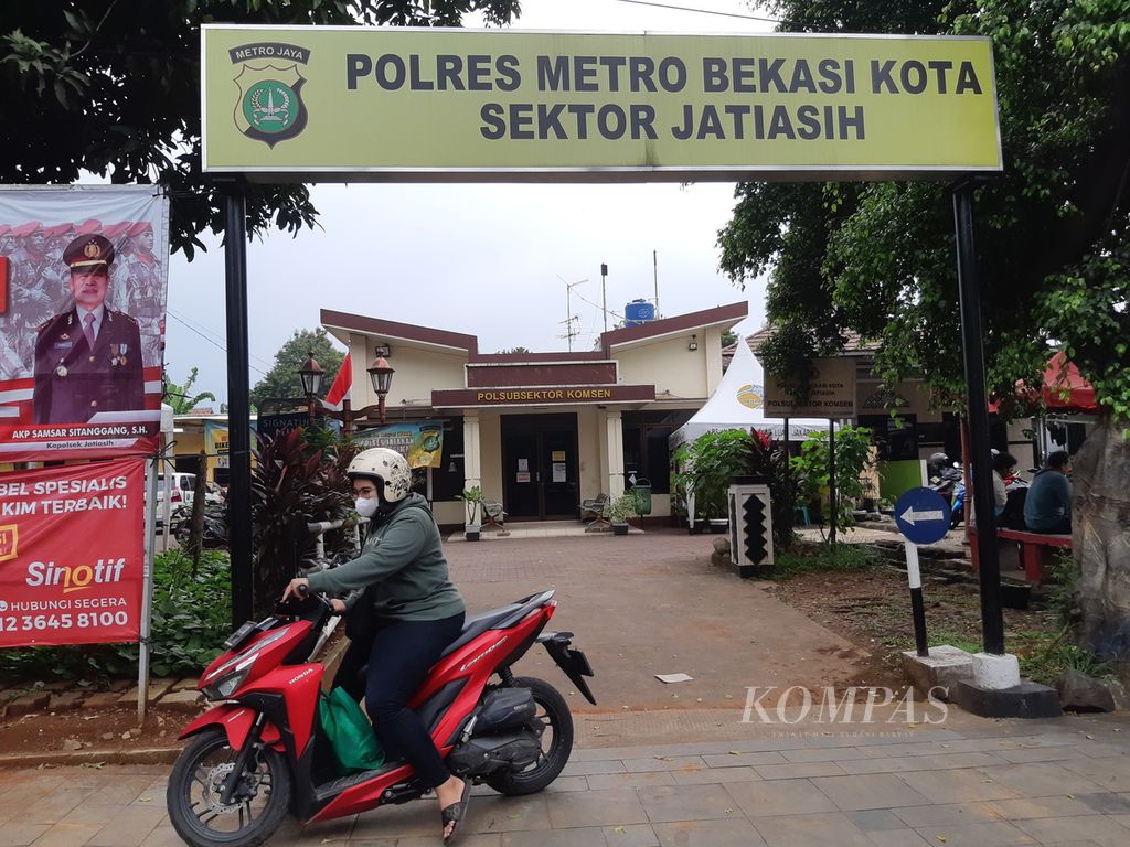 Area depan kantor Polsek Jatiasih, Kota Bekasi, pada Sabtu (15/10/2022) siang. Tujuh tahanan di polsek tersebut kabur dari tahanan pada 13 Oktober malam.