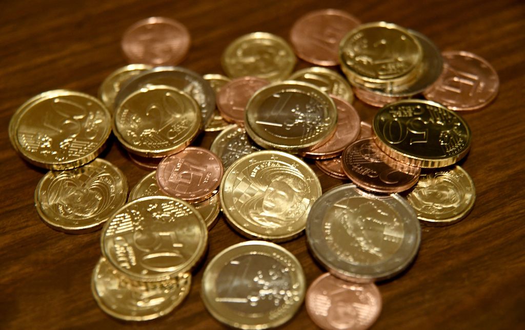 Foto yang memperlihatkan sejumlah koin Euro di Zagreb, Jumat (30/12/2022). Mulai 1 Januari 2023, Kroasia menggunakan mata uang Euro sebagai alat tukar, meninggalkan Kuna yang telah digunakan sejak tahun 1990-an. 