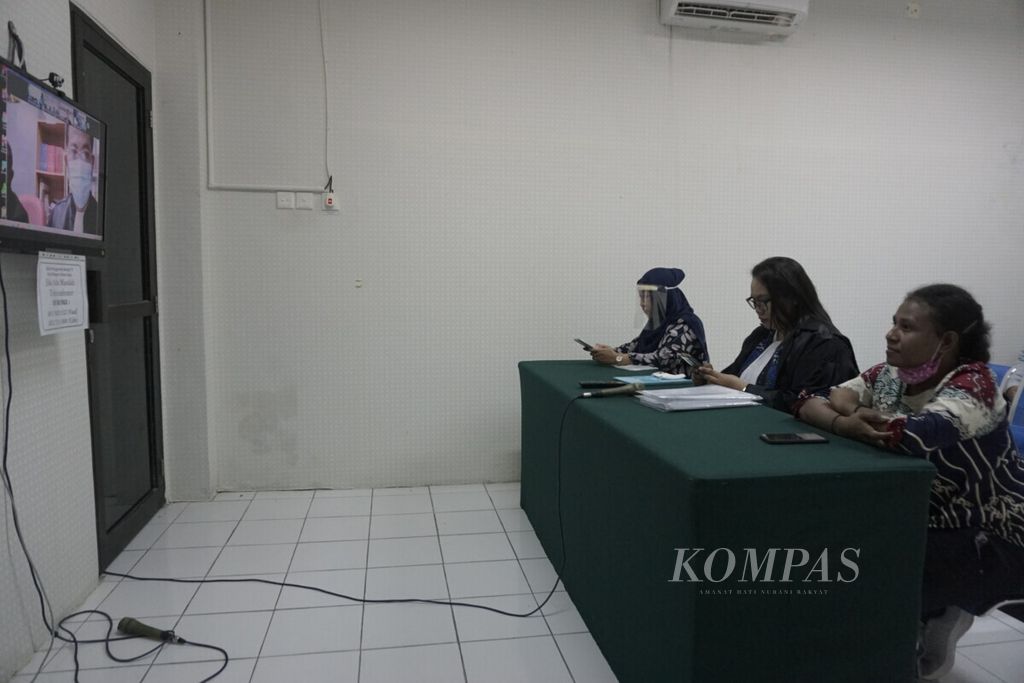 Suasana sidang daring Irwanus Uropmabin dan Buchtar Tabuni, dua dari tujuh terdakwa perkara kerusuhan di Jayapura, Papua, di Pengadilan Negeri Balikpapan, Kalimantan Timur, Senin (9/6/2020).