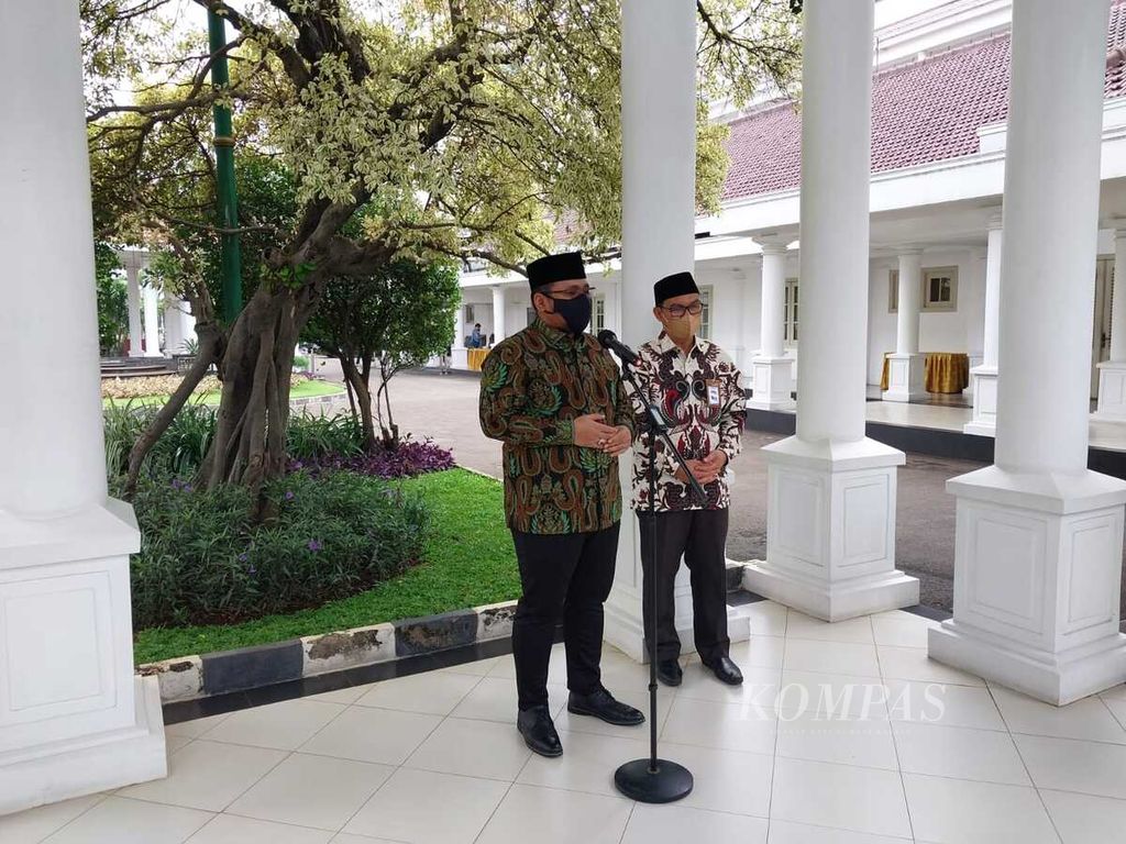 Menteri Agama Yaqut Cholil Qoumas saat menyampaikan keterangan pers seusai Halaqoh Nasional Pelibatan Penyuluh Agama, Da’i, dan Da’iyah untuk mendukung Percepatan Penurunan Stunting (Tengkes) di Istana Wapres, Jakarta, Kamis (6/10/2022).