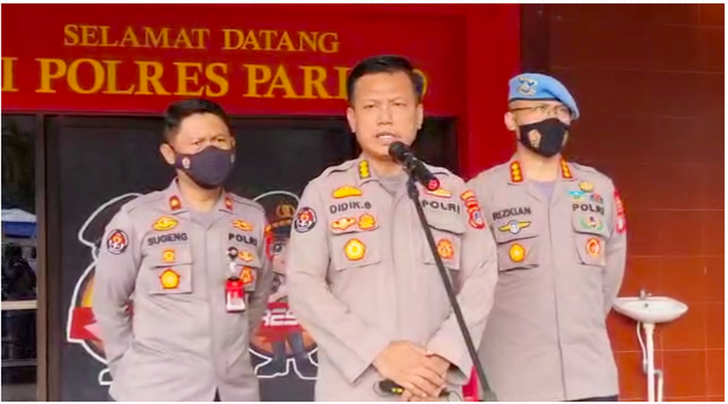 Tangkapan layar siaran video Kepala Bidang Humas Polda Sulawesi Tengah Komisaris Besar Didik Supranoto (tengah).