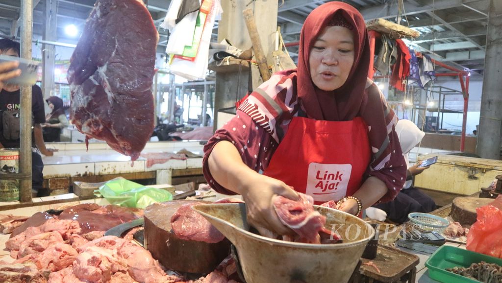 Pedagang sedang berbincang dengan Tim Satuan Tugas Pangan Kabupaten Cirebon (tidak tampak) yang tengah mengecek harga daging sapi di Pasar Pasalaran, Kecamatan Weru, Cirebon, Jawa Barat, Rabu (3/5/2023).