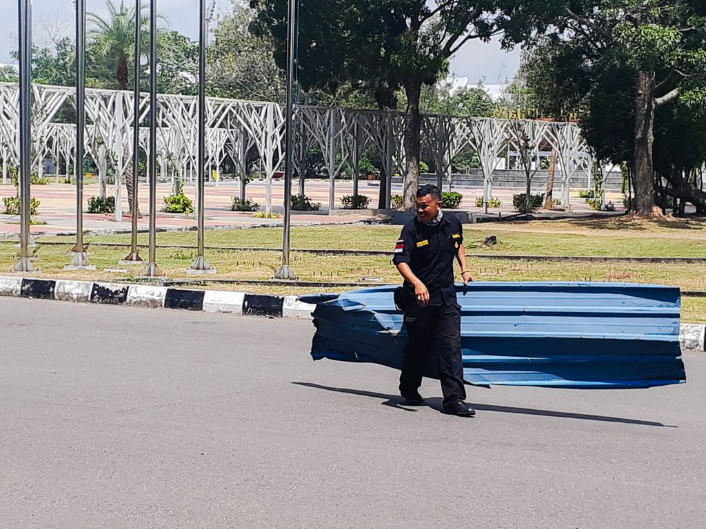 Seorang pekerja tengah mengangkat seng yang terbang tertiup angin di Stadion Gelora Sriwijaya yang berada di Kompleks Olahraga Jakabaring, Palembang, Sumatera Selatan, Kamis (27/8/2020). Stadion ini merupakan salah satu stadion yang diajukan ke FIFA untuk dijadikan tempat pertandingan Piala Dunia U-20.