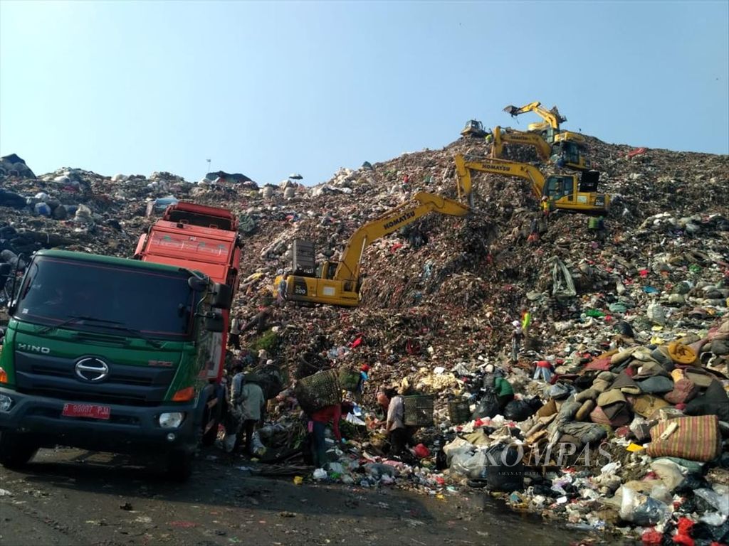 Waste production in Jakarta during Ramadan 2019 increased compared to 2018. Food waste dominates the waste that goes to the Bantargembang TPA, Bekasi.
