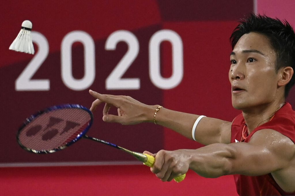 Kento Momota returned the shuttlecock while playing against Heo Kwang-hee (South Korea) in the preliminary round of the Tokyo 2020 Olympics at the Musashino Forest Sports Plaza on July 28, 2021.