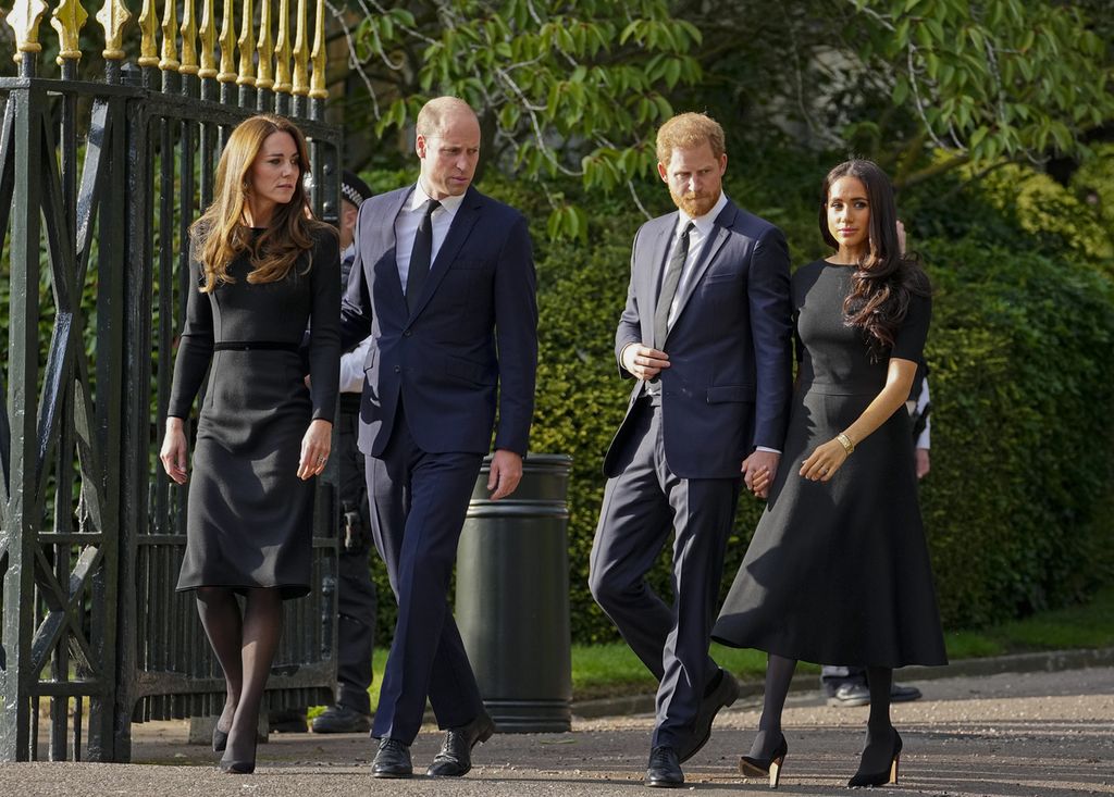 Kiri ke kanan: Kate Middleton, Pangeran William, Pangeran Harry, dan Meghan Markle berjalan keluar Istana Windsor untuk mengagumi karangan-karangan bunga tanda berdukacita atas mangkatnya Ratu Inggris Elizabeth II, 10 September 2020.