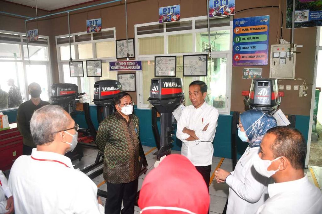 Presiden Joko Widodo meninjau <i>workshop</i> sepeda motor di Balai Pelatihan Vokasi dan Produktivitas, Kota Ternate, Provinsi Maluku Utara, Rabu (28/9/2022).