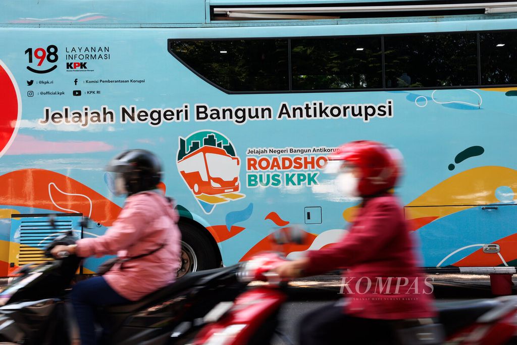 Pengendara sepeda motor melintasi armada bus KPK yang mengunjungi beberapa daerah, salah satunya di Taman Indonesia Kaya, Kota Semarang, Jawa Tengah, Jumat (12/7/2024).