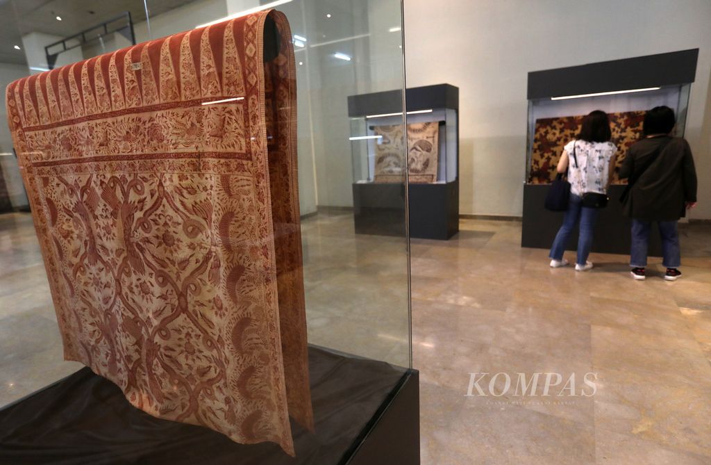 Koleksi kain batik Museum Nasional, Jakarta, ditampilkan dalam pameran bertajuk Pola di museum tersebut, Selasa (4/10/2022). Kedutaan Besar Polandia di Jakarta menggelar pameran seni tekstil kontemporer untuk merayakan hubungan negara itu dengan Indonesia dan mempromosikan budaya kedua bangsa. 