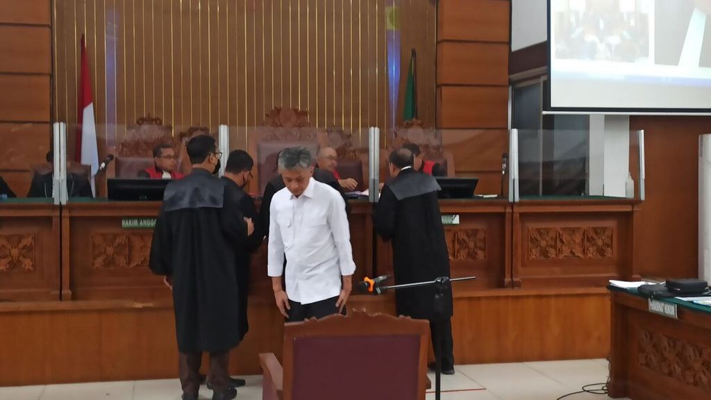 Bekas Kepala Biro Pengamanan Internal (Karo Paminal) Divisi Profesi dan Pengamanan Polri Hendra Kurniawan mengikuti persidangan perkara perintangan penyidikan di Pengadilan Negeri Jakarta Selatan, Rabu (19/10/2022).