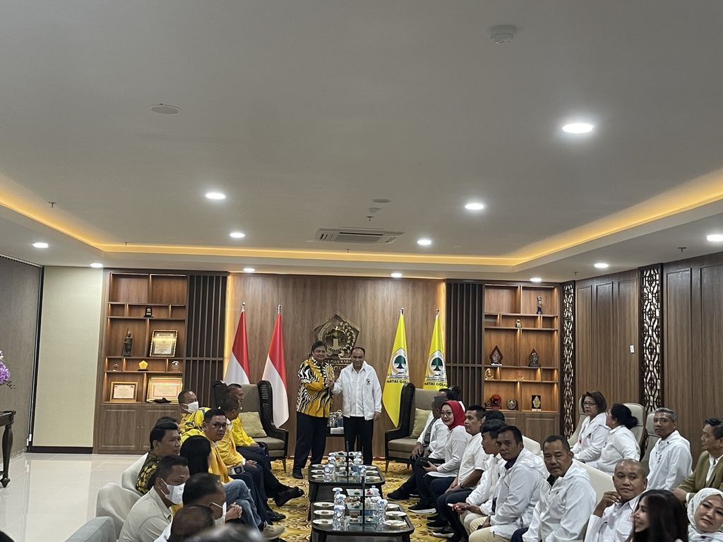 Ketua Umum Partai Golkar Airlangga Hartarto bersalaman dengan Ketua Umum Relawan Pro Jokowi (Projo) Budi Arie Setiadi sebelum memulai rapat tertutup di Kantor DPP Partai Golkar, Jakarta, Senin (7/11/2022).