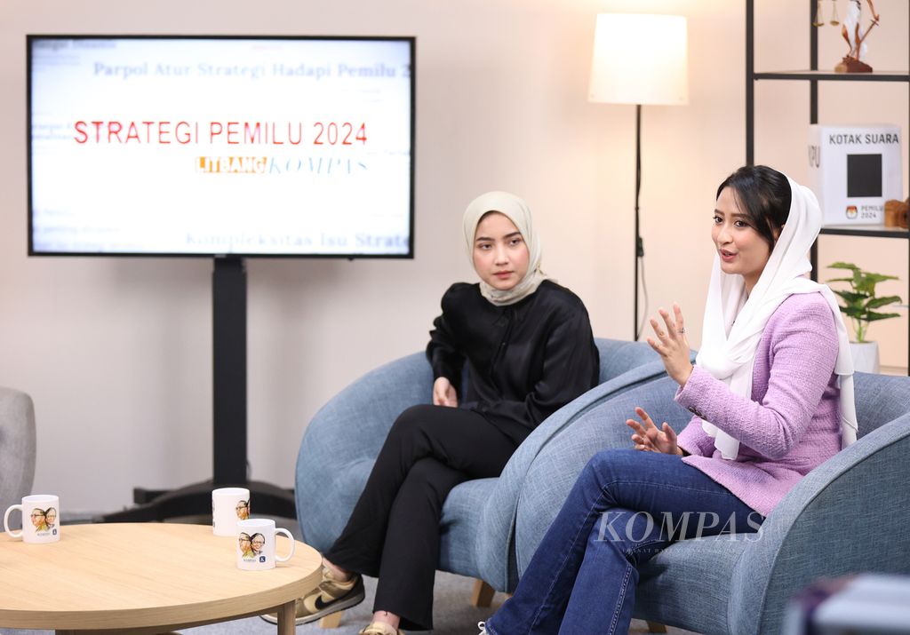 Proses "tapping" Strategi Pemilu 2024" yang menghadirkan politisi muda Partai Golkar Dyah Roro Esti (kanan) dan Juru Bicara Muda Partai Kebangkitan Bangsa Ais Shafiyah Asfar di Menara Kompas, Jakarta, Senin (20/3/2023).