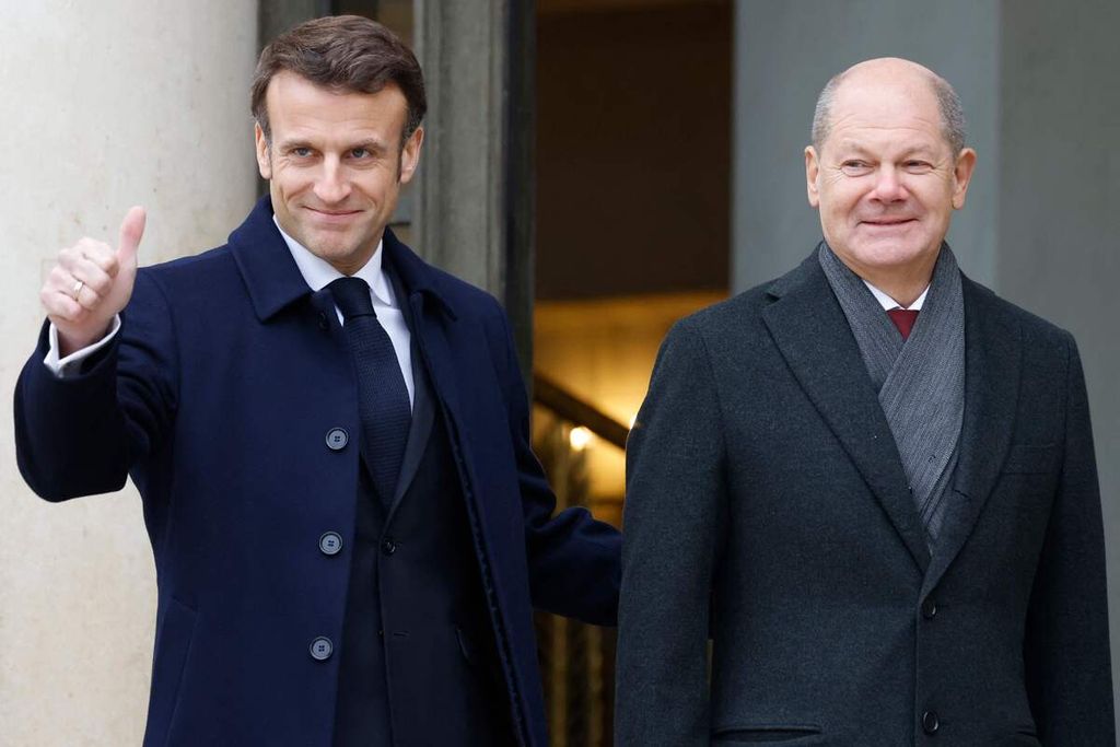 Presiden Perancis Emmanuel Macron (kiri) dan Kanselir Jerman Olaf Scholz menyapa para awak media di Istana Elysee, Paris, Perancis, 22 Januari 2023.  