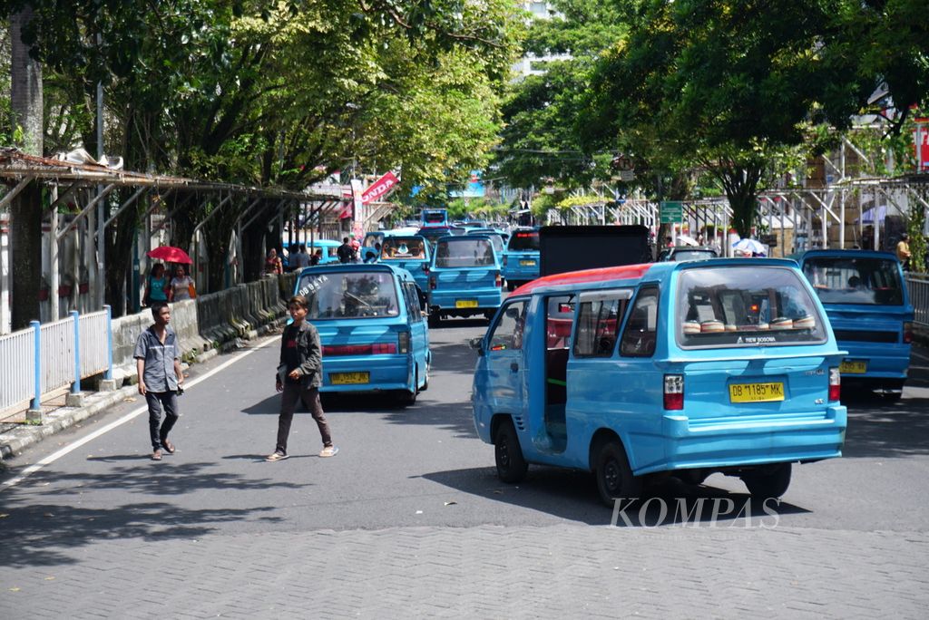 Mobil-mobil mikrolet alias mikro memadati Jalan Sam Ratulangi, Manado, Sulawesi Utara, Selasa (9/5/2023).