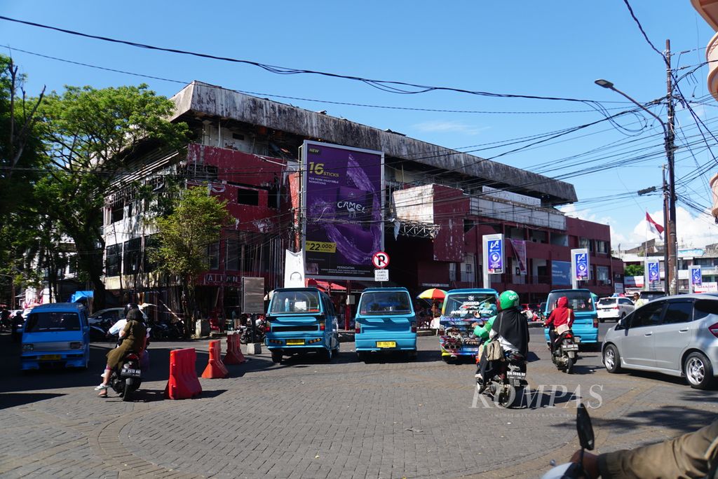 Gedung hopping Center yang dinamai New Bendar 45 di bilangan Pasar 45, Manado, Sulawesi Utara, tampak terbengkalai pada Senin (15/5/2023).
