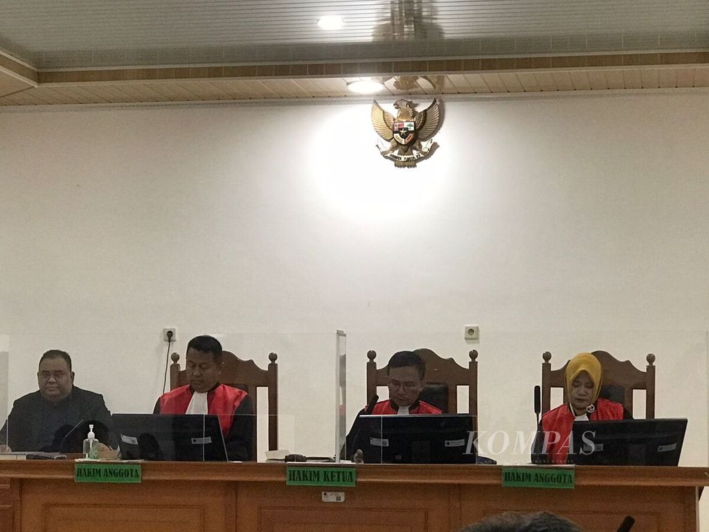 Unsur pimpinan sidang, yakni hakim ketua dan dua anggotanya, dalam sidang perdana kasus polisi penembak warga Bangkal, di Pengadilan Negeri Palangkaraya, Selasa (26/3/2024).