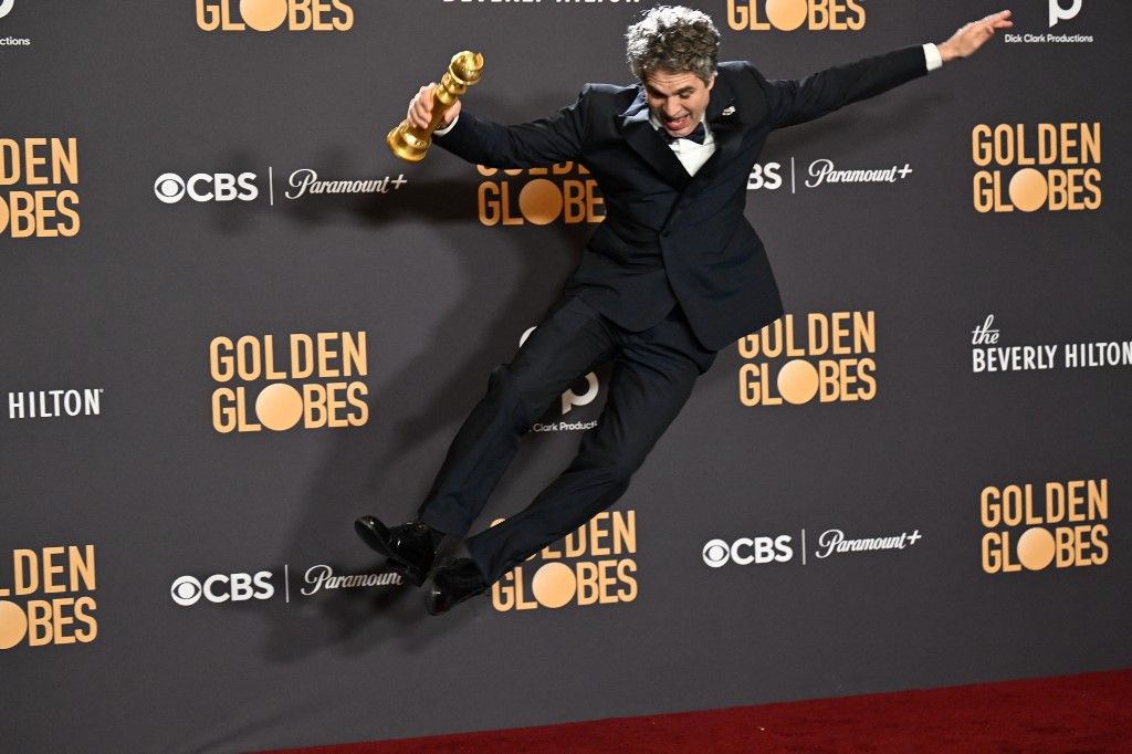 Aktor Amerika Serikat, Mark Ruffalo, memegang penghargaan Best Motion Picture-Musical or Comedy lewat film <i>Poor Things</i> pada Golden Globle ke-81 di Beverly Hills hari Minggu (7/1/2024) waktu Amerika Serikat. 