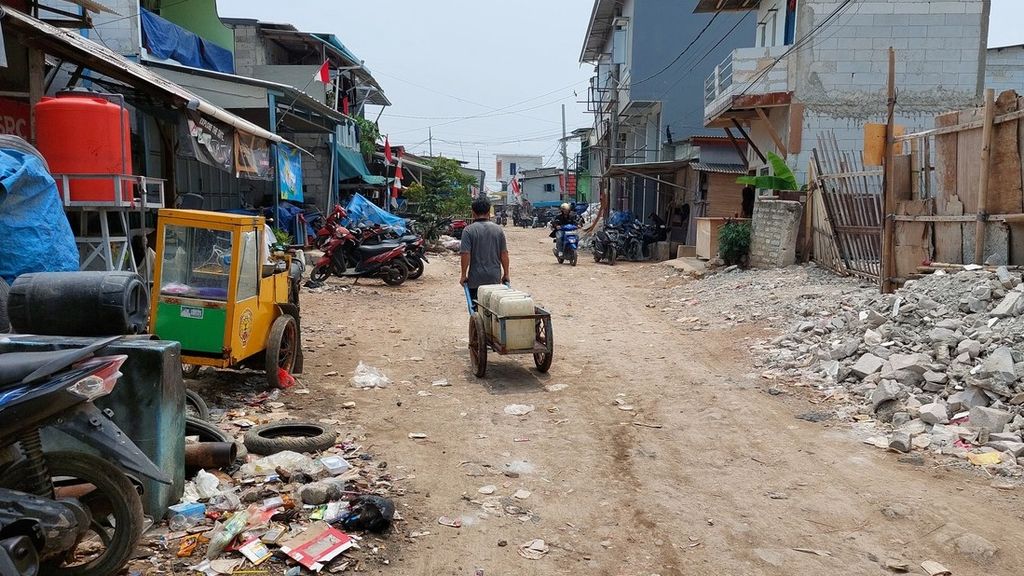 Seorang warga membeli air bersih yang diletakkan ke dalam jerigen di Blok Empang, Muara Angke, Jakarta Utara, Rabu (08/11/2023).