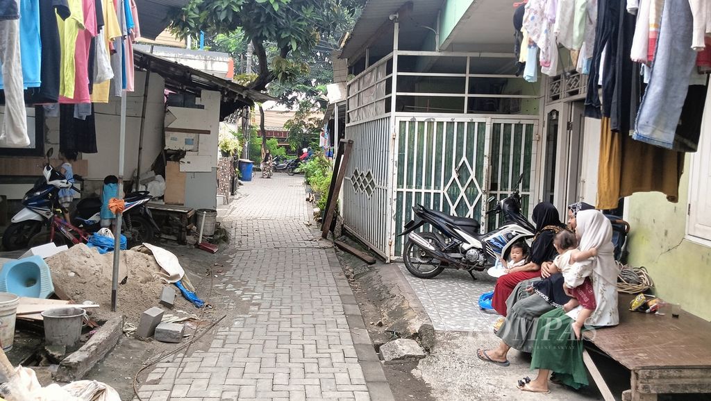 Suasana di lokasi suami bakar istri di Gang H Adih, Kelurahan Kenanga, Kecamatan Cipondoh Kota Tangerang, Banten, Selasa (2/7/2024). Kejadian suami membakar istrinya itu terjadi pada Minggu (30/6/2024) malam.