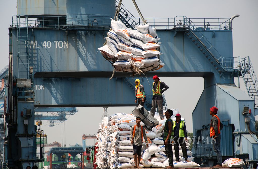 Aktivitas bongkar muat beras impor di Pelabuhan Tanjung Priok, Jakarta Utara, Rabu (13/9/2023). Beras impor asal Vietnam tersebut telah dikemas dalam karung berlogo Bulog dengan berat 50 kilogram.