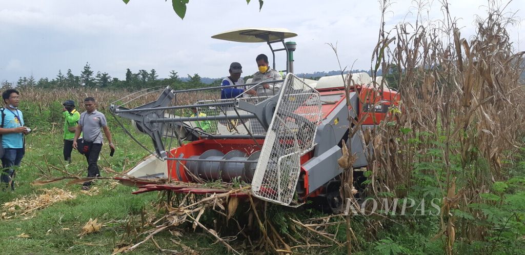 Penjabat Bupati Keerom, Ridwan Rumasukun, yang didampingi seorang petani secara langsung menggunakan mesin panen jagung di Kampung Arsopura, Distrik Skanto, Kabupaten Keerom, Minggu (1/11/2020). Dalam waktu empat jam, mesin ini dapat memanen hingga 5 ton jagung.