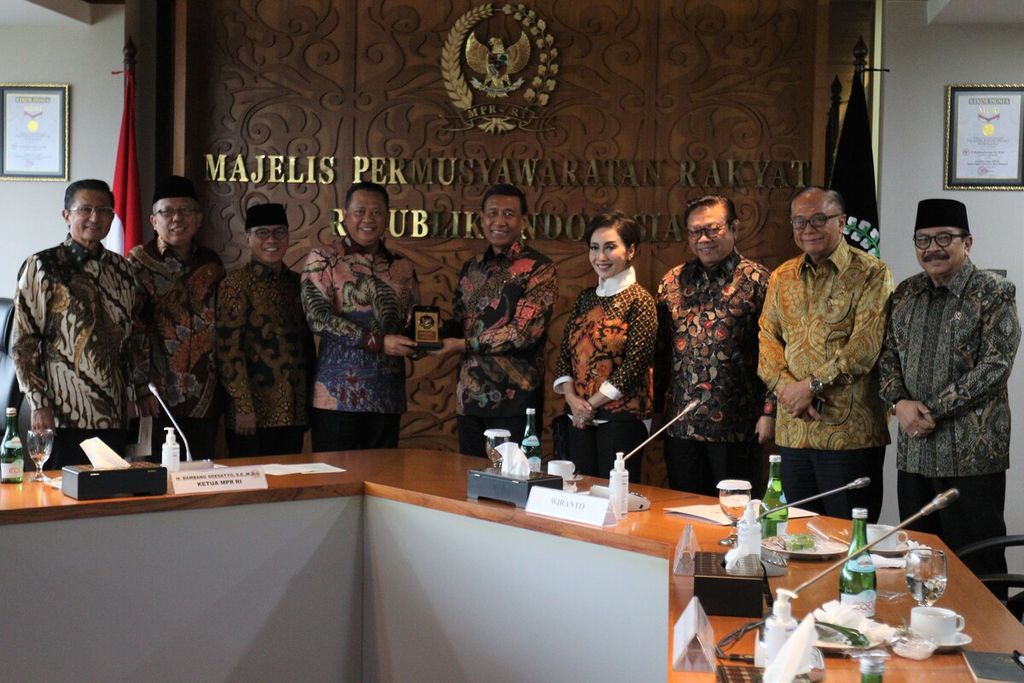 Pimpinan Majelis Permusyawaratan Rakyat (MPR) dan Dewan Pertimbangan Presiden (Wantimpres) Republik Indonesia berfoto bersama di ruang rapat Gedung Nusantara III MPR, Senayan, Jakarta Pusat, Senin (10/10/2022). Pertemuan antara MPR dan Wantimpres berlangsung tertutup. Masalah kebangsaan dan demokrasi menjadi topik pembahasan dalam pertemuan ini. 