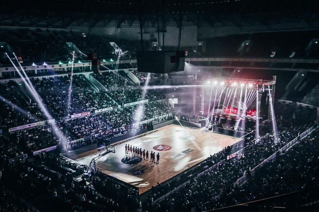 Belasan ribu penonton memadati Indonesia Arena pada final DBL Indonesia pada 17 November 2023