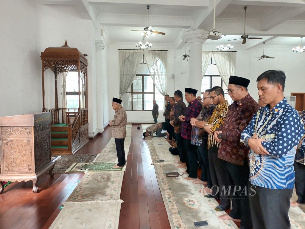 Wakil Presiden Ma'ruf Amin saat memimpin shalat di Masjid Pudong, Shanghai, China, Senin (18/9/2023).