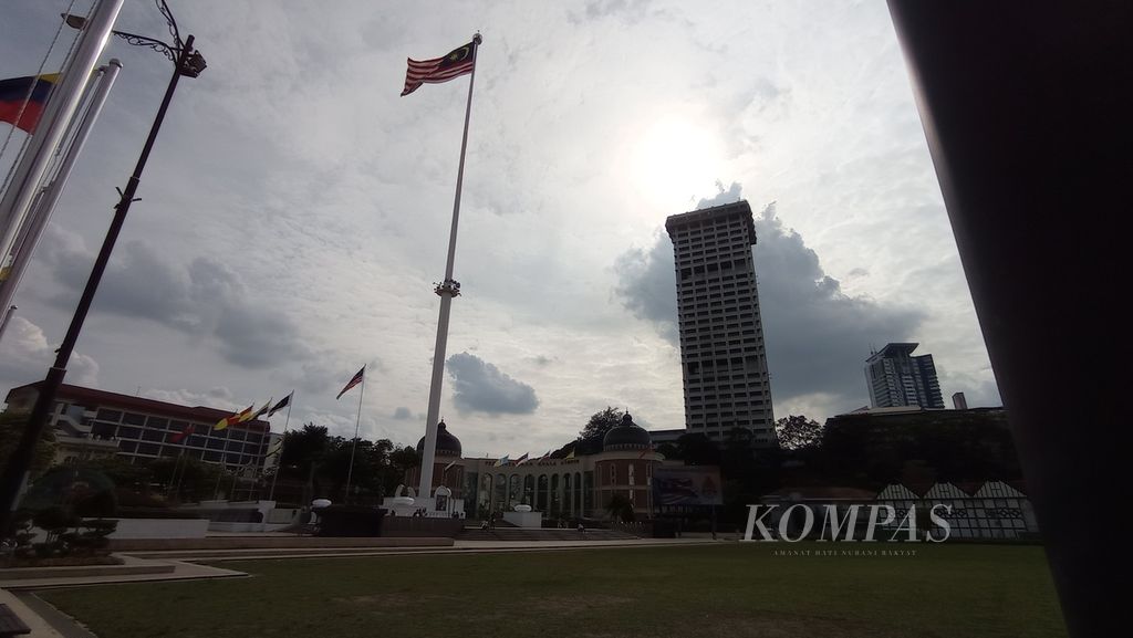 Bendera Malaysia berkibar pada tiang setinggi 95 meter di Dataran Merdeka, Kuala Lumpur, Malaysia, Minggu (16/10/2022). Kawasan ini menjadi penanda kemerdekaan Tanah Melayu dari jajahan Inggris.
