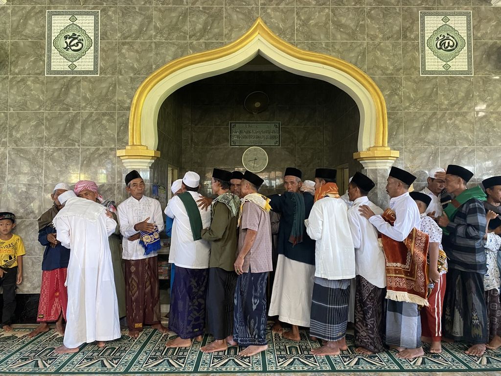 Warga bersalam-salaman usai Shalat Idul Fitri di Dusun Kwang Jukut, Desa Pringgarata, Lombok Tengah, Nusa Tenggara Barat (2/5/2022).