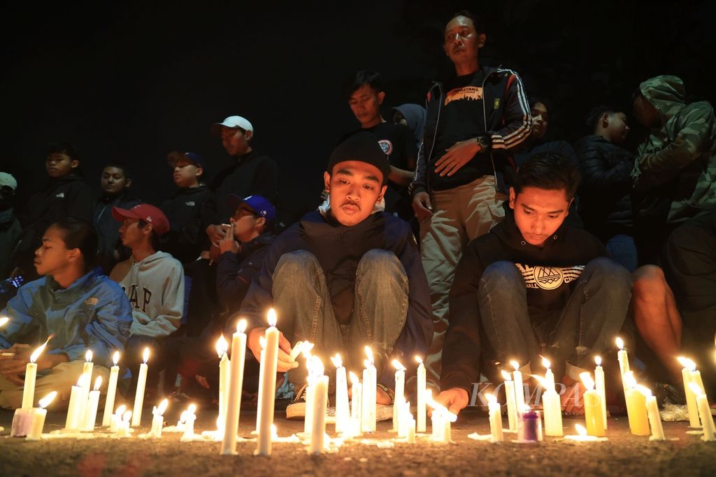 Ribuan Aremania melakukan doa bersama di luar Stadion Gajayana, Malang, Jawa Timur, Minggu (2/10/2022). Mereka menyalakan lilin dan berdoa bersama untuk korban tragedi Kanjuruhan yang merenggut 125 nyawa Aremania. 