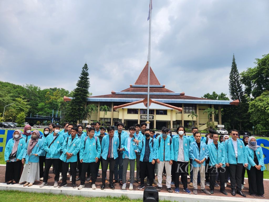 Para mahasiswa dari BEM UNS berunjuk rasa perihal situasi demokrasi terkini, di Rektorat UNS, Kota Surakarta, Jawa Tengah, Rabu (7/2/2024). Mahasiswa justru mendahului menyatakan sikapnya menanggapi kemunduran demokrasi dibandingkan para pimpinan kampus. 