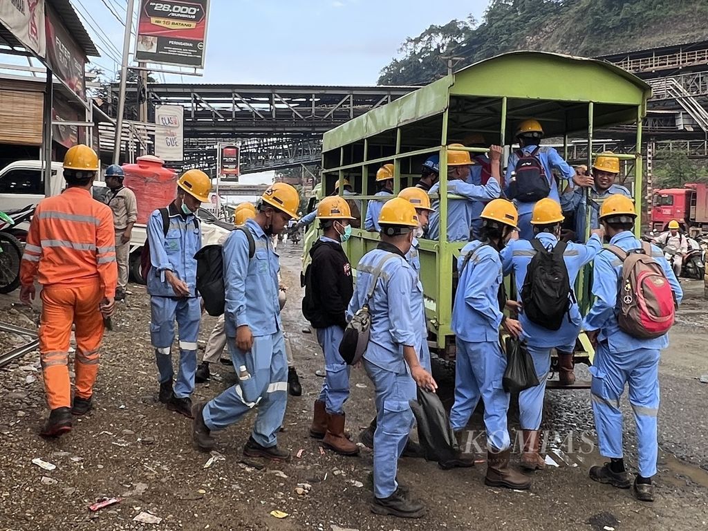Karyawan PT Indonesia Morowali Industrial Park mengantre baik ke kendaraan penjemput untuk menuju lokasi kerja di Kecamatan Bahodopi, Morowali, Sulawesi Tengah, Jumat (29/12/2023)
