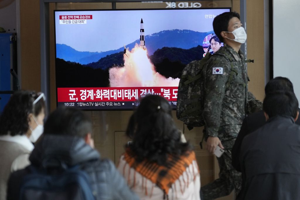  Televisi di Seoul, Korea Selatan, menayangkan cuplikan peluncuran rudal Korea Utara pada Rabu (2/11/2022). Sejak pagi hingga sore, Korut menembakkan 25 rudal dan setidaknya 100 peluru artileri. 