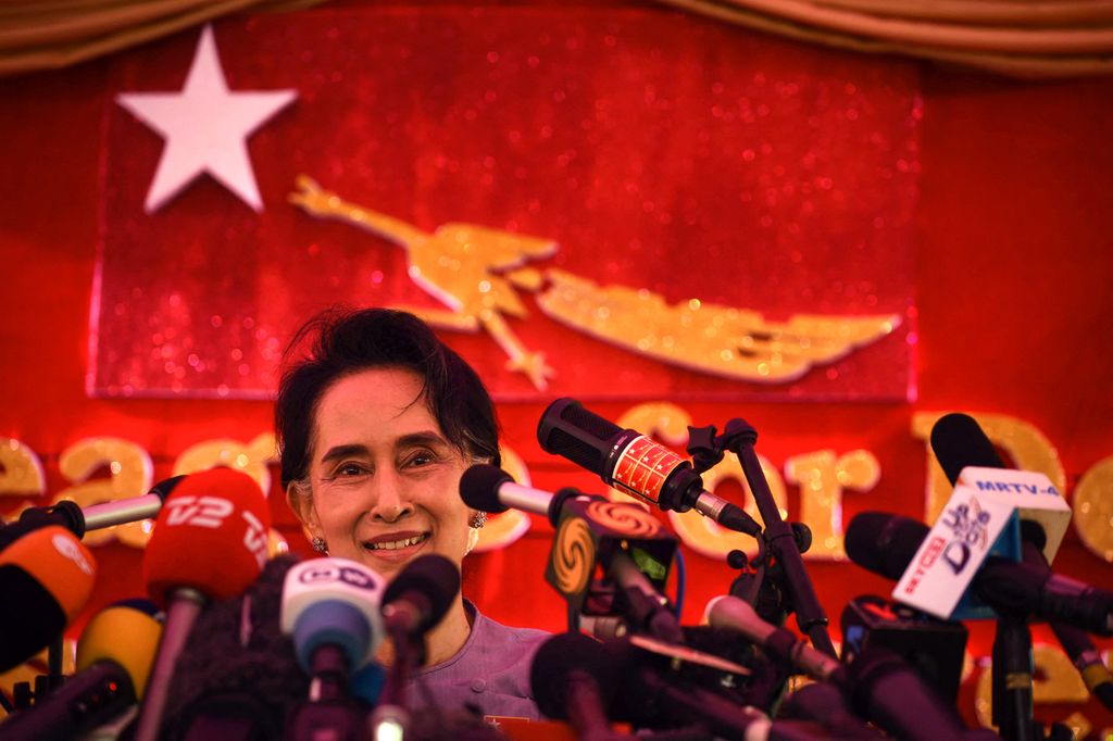 Foto yang diambil pada 5 November 2015 memperlihatkan Pemimpin Liga Nasional untuk Demokrasi Myanmar Aung San Suu Kyi tengah memberikan keterangan kepada media di kediamanya di Yangon, Myanmar, seusai partainya memenangi pemilihan umum. 