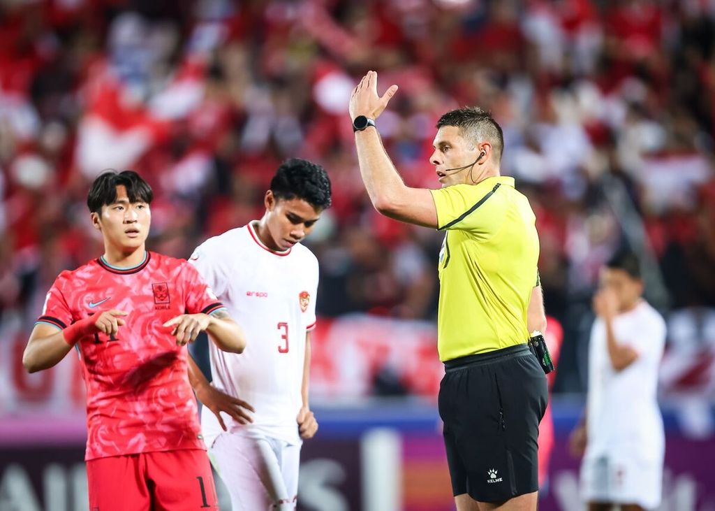 Wasit asal Australia, Shaun Evans, meminta pemain kembali memainkan bola pada laga perempat final Piala Asia U-23 2024 antara Indonesia dan Korea Selatan, Jumat (26/4/2024) WIB, di Stadion Abdullah bin Khalifa, Doha, Qatar. Evans mengeluarkan dua kartu merah untuk Korsel.