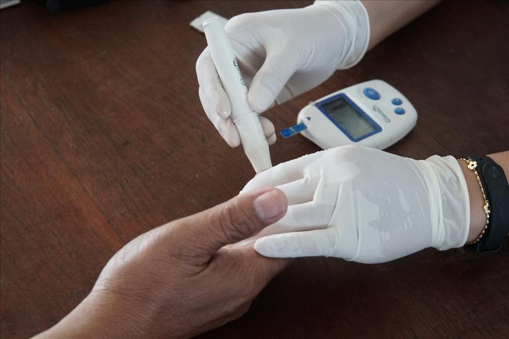 Petugas Dinas Kesehatan Solo memeriksa kadar gula dalam darah seorang sopir bus di Terminal Tirtonadi, Solo, Jawa Tengah, Rabu (2/5/2019).