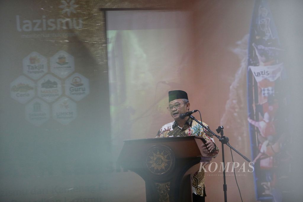 Sekretaris Umum Pimpinan Pusat Muhammadiyah Abdul Mu'ti menyampaikan sambutan pada silaturahim dan peluncuran program ramadhan 1443 H di Kantor PP Muhammadiyah, Menteng, Jakarta, Kamis (31/3/2022). 