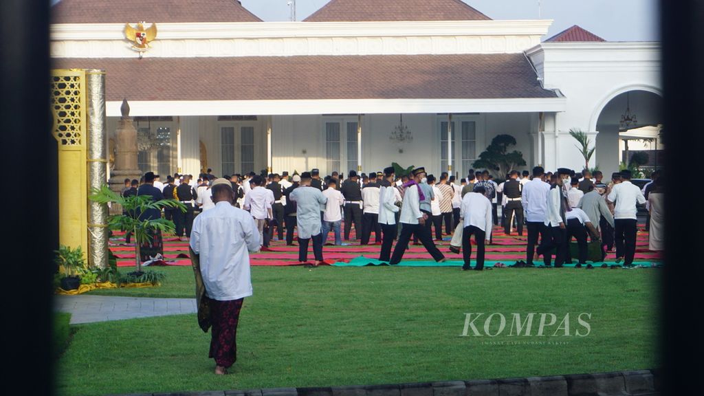 Presiden Joko Widodo melaksanakan shalat Idul Fitri di Gedung Agung Yogyakarta, Senin (2/5/2022). Semula, shalat tersebut digelar tertutup. Di sela-sela pelaksanaan, warga diperbolehkan masuk untuk ikut shalat bersama Presiden.