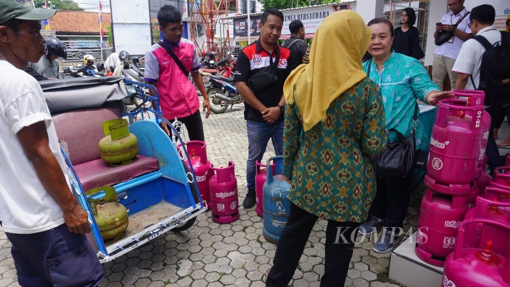 Residents carry subsidized 3 kilograms of LPG with tricycles to exchange them for non-subsidized 5.5 kilograms of LPG in Maos, Cilacap, Central Java, on Thursday (28/3/2019).