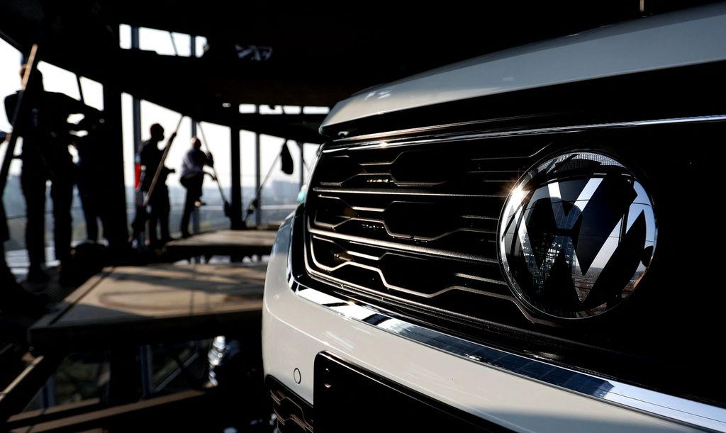 Foto yang diambil pada 26 Maret 2021 memperlihatkan logo Volkswagen, produsen otomotif Jerman. Industri semikonduktor AS dan industri otomotif dunia harus bersiap atas kemungkinan kekurangan bahan baku pembuatan semikonduktor yang banyak dipasok dari Ukraina dan Rusia.