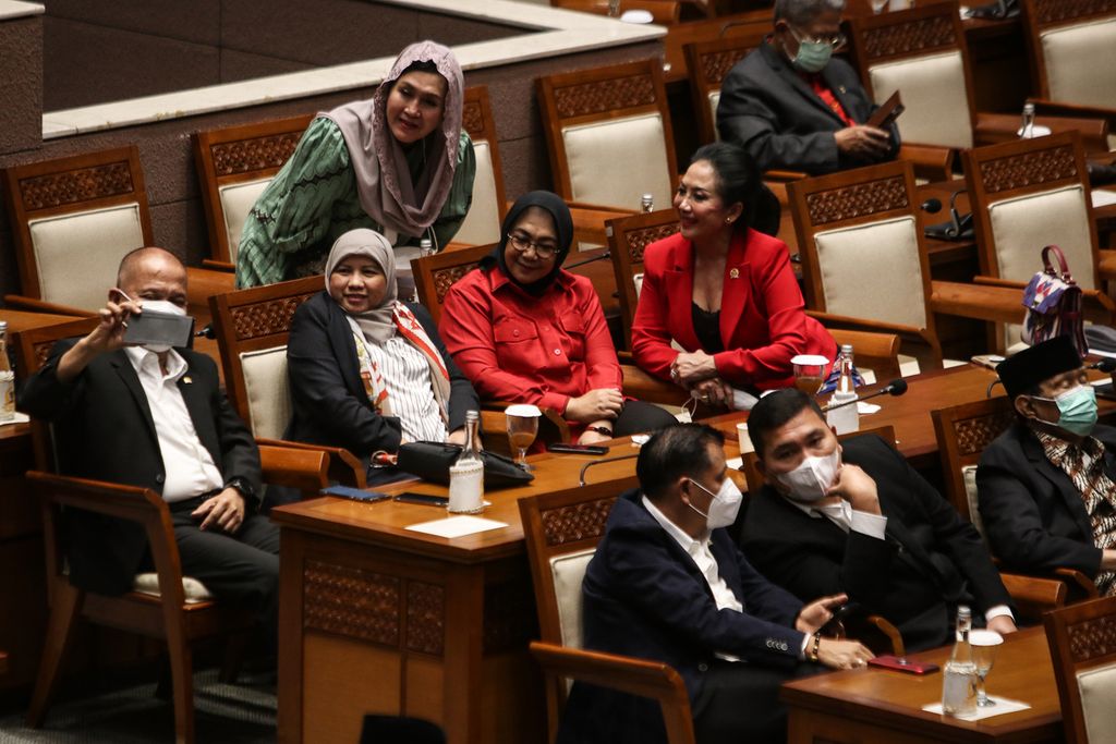 A number of members of the Republic of Indonesia DPR take selfies during a plenary meeting at the Parliament Building, Jakarta, Thursday (15/12/2022). The DPR RI held a Plenary Meeting of the DPR RI for Session Year 2022-2023 which among other things passed the Bill on the Development and Strengthening of the Financial Sector.