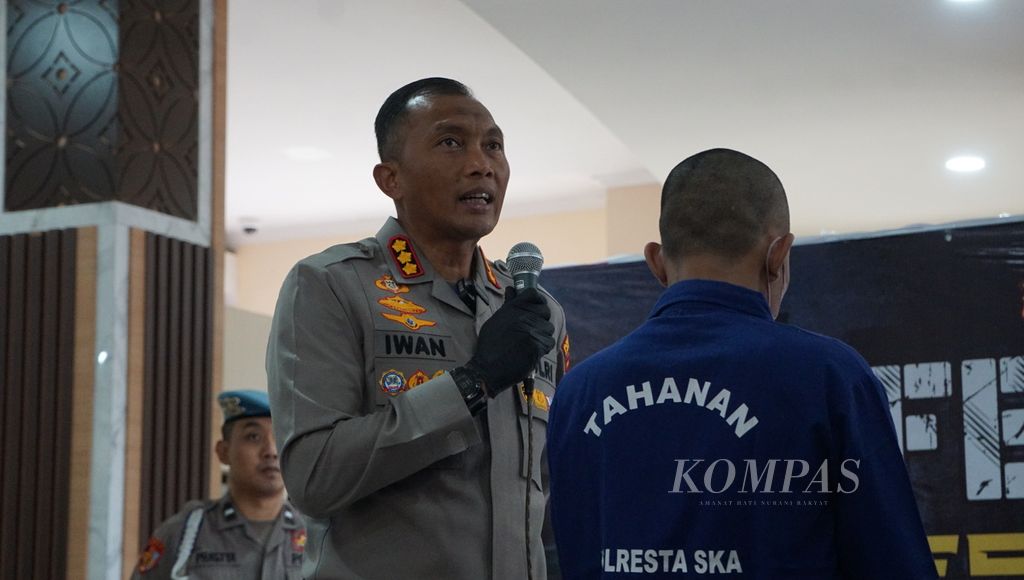 Kapolres Kota Surakarta Kombes Iwan Saktiadi (kiri) menanyai YF (kanan), yang tega ”menjual” istrinya untuk prostitusi, dalam jumpa pers di Markas Polres Kota Surakarta, Jawa Tengah, Jumat (7/7/2023).