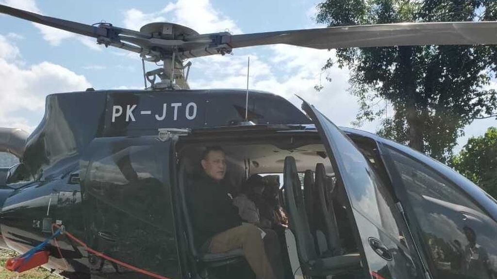 Ketua KPK Firli Bahuri menaiki sebuah helikopter untuk keperluan pribadi menuju Baturaja, Sumatera Selatan, Sabtu (20/6/2020). 