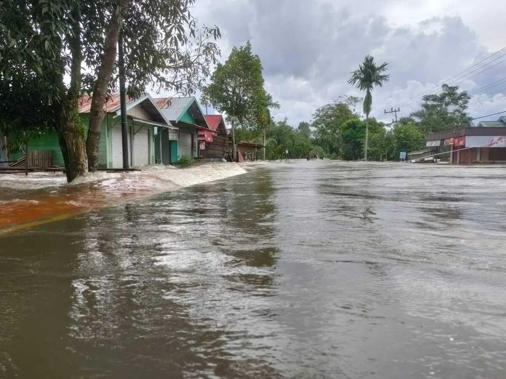 Luapan Sungai Katingan mulai masuk ke permukiman di Kasongan, Kabupaten Katingan, Kalimantan Tengah, Rabu (8/9/2021). Setidaknya 13 kabupaten di Kabupaten Katingan terendam banjir akibat cuaca ekstrem