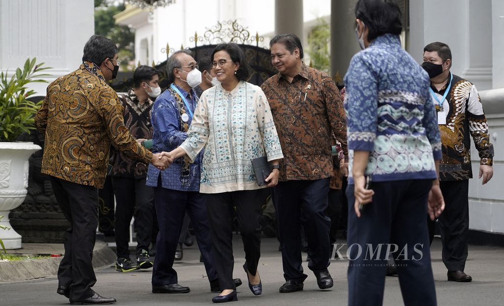 Minister of Finance Sri Mulyani (left) and Coordinating Minister for Economic Affairs Airlangga Hartarto after attending the Kompas100 CEO Forum Powered by East Ventures event at the State Palace in Jakarta on Friday (2/12/2022).