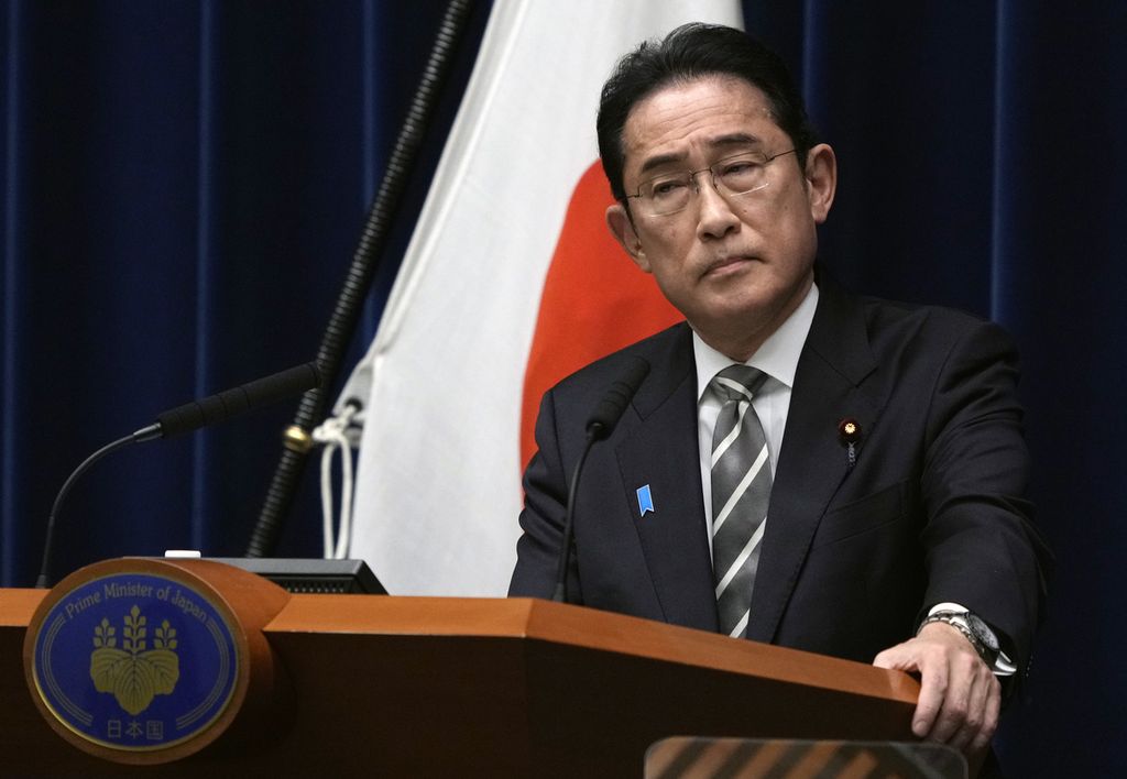 PM Jepang Fumio Kishida saat berbicara dalam konferensi pers di kantor Perdana Menteri di Tokyo, 13 Desember 2023. 
