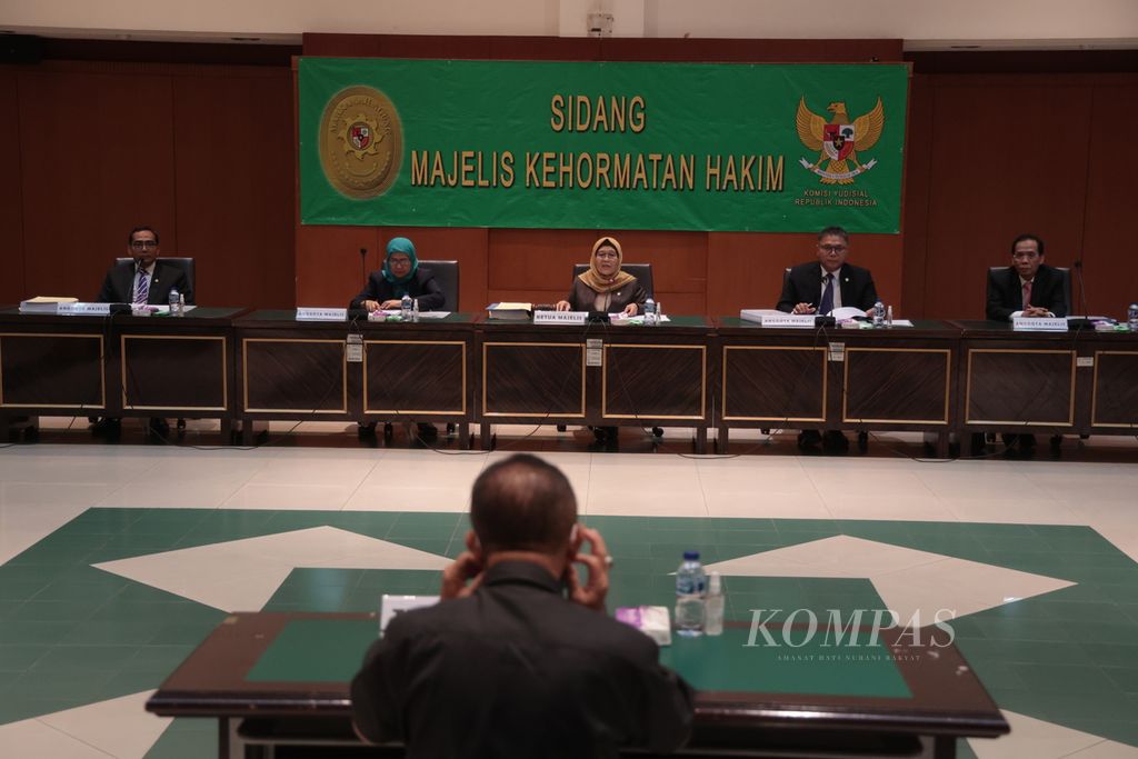 Suasana persidangan Majelis Kehormatan Hakim dengan terduga penerima suap atas nama hakim DS (Dede Suryaman) di Gedung Mahkamah Agung, Jakarta, Rabu (9/8/2023). 
