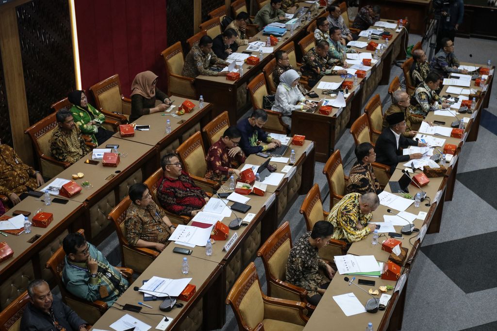 Perwakilan Kementerian Pemuda dan Olahraga mengikuti rapat kerja bersama Komisi X DPR di Gedung Parlemen, Jakarta, Selasa (28/3/2023). Dalam rapat tersebut, Komisi X DPR dan Kementerian Pemuda dan Olahraga membahas persiapan Piala Dunia U-20. 